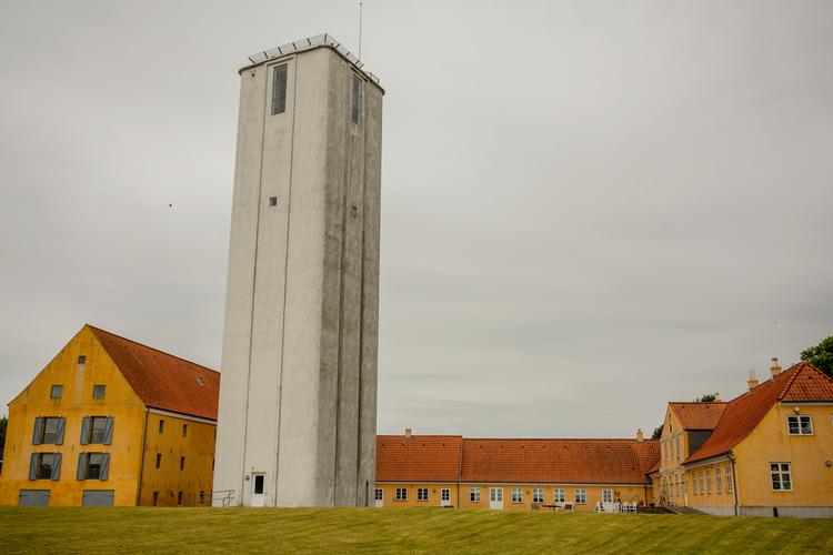 En københavner vil nok sige, at det ligger udenfor lands lov og ret, Statens Museum for Kunsts nye udflytter-projekt på Doverodde gamle købmandsgård i Thy. Her er 40 minutter til Lemvig og 30 til Thisted – i bil.  Foto: Miriam Dalsgaard/POLFOTO