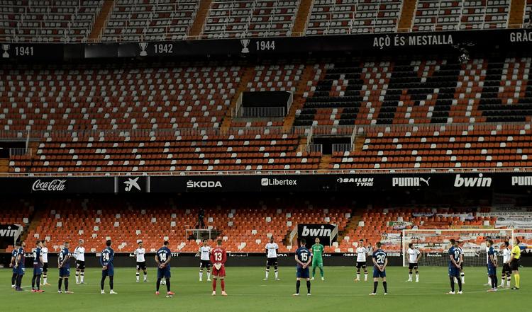 Ofrene for coronavirus blev mindet inden kampen mellem Valencia og Levante. Foto: Jose Jordan/Ritzau Scanpix