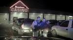 Høvding af Chipewyan First Nation, Allan Adam, bliver ført væk efter et skænderi om en udløbet nummerplade eskalerede den 10. marts 2020. Torsdag blev videoen frigivet af politiet, hvilket har ført til en uafhængig undersøgelse af anholdelsen. Foto: Rcmp/Ritzau Scanpix