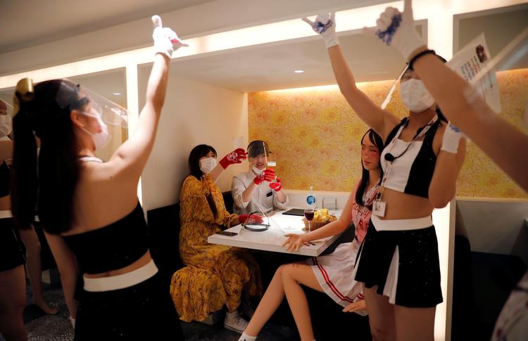 Cheers One i Tokyos forlystelsesdistrikt, Ginza har placeret dukker ved bordene for at sikre forsvarlig afstand mellem kunderne.  Foto: Kim Kyung-hoon/Ritzau Scanpix