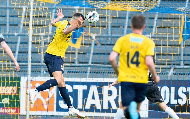 Efter at have sagt undskyld for sin opførsel, efter at være blevet udskiftet i sidste weekend, var  Imed Louati med hos Hobro og tuneseren scorede det udlignende mål mod AC Horsens med dette hovedstød. Foto: Henning Bagger/Ritzau Scanpix