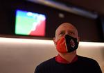 Italien har været et af de hårdest ramte lande under Corona-krisen. Nu er fodbolden atter genoptaget i landet, hvor en Milan-fan ses med ansigtsmaske på. Foto: Flavio Lo Scalzo/Ritzau Scanpix