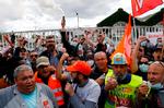    Arbejdere foran lukningstruet underleverandør til Renault. Uden statslig hjælp koster krisen hundredtusindvis af arbejdspladser i bil- og flyindustrien i Tyskland og Frankrig. Hjælpen er på vej, men klimakampen bliver sat tilbage, lyder det fra miljøpartier. Foto: Francois Guillot/Ritzau Scanpix