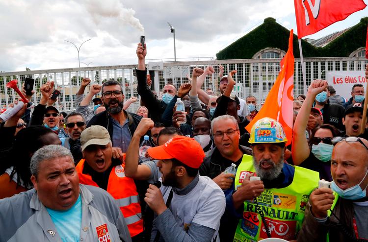    Arbejdere foran lukningstruet underleverandør til Renault. Uden statslig hjælp koster krisen hundredtusindvis af arbejdspladser i bil- og flyindustrien i Tyskland og Frankrig. Hjælpen er på vej, men klimakampen bliver sat tilbage, lyder det fra miljøpartier. Foto: Francois Guillot/Ritzau Scanpix