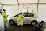 Det er for besværligt for plejepersonale og beboere på plejehjemmene at lade sig teste i de hvide telte, mener sundhedsordførere. Foto: Jacob Ehrbahn/POLFOTO