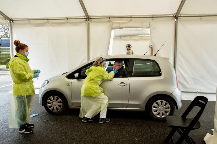 Det er for besværligt for plejepersonale og beboere på plejehjemmene at lade sig teste i de hvide telte, mener sundhedsordførere. Foto: Jacob Ehrbahn/POLFOTO