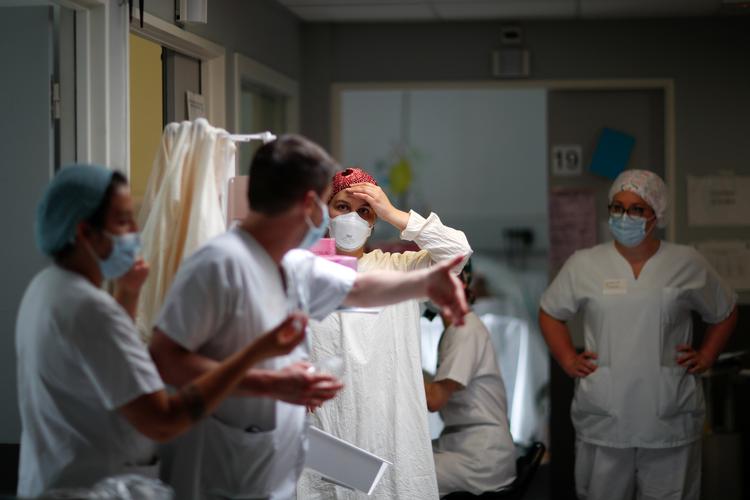 De franske læger og <AS>sygeplejersker kunne knap følge med, da coronavirussen rasede. Her fra et hospital i Paris. Foto: Gonzalo Fuentes/Ritzau Scanpix