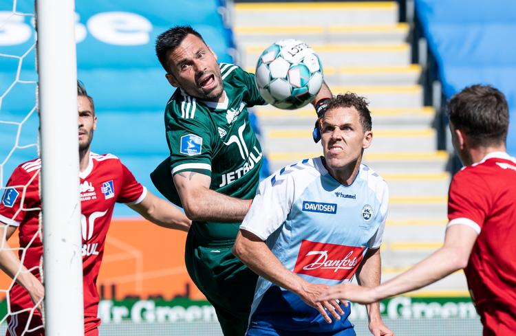I slutminutterne var Lyngymålmanden Thomas Mikkelsen fremme i Sønderjyskes straffesparksfelt, men han sparkede lige forbi målrammen. Foto: Claus Fisker/Ritzau Scanpix