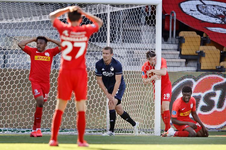 Mads Døhr Thychosen (ved stolpen, red.) ærgrer sig over sæsonens største afbrænder. FCK var heldige med at få et point med fra Farum. Foto: Jens Dresling/POLFOTO
