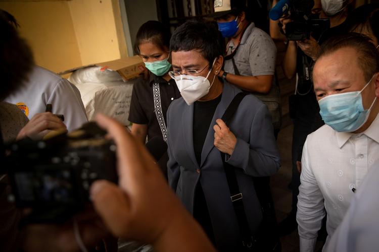 Maria Ressa er en af de mest kendte og respekterede journalister i Asien. Her forlader hun mandag morgen retsbygningen i Manila efter at være blevet dømt. Foto: Eloisa Lopez/Ritzau Scanpix