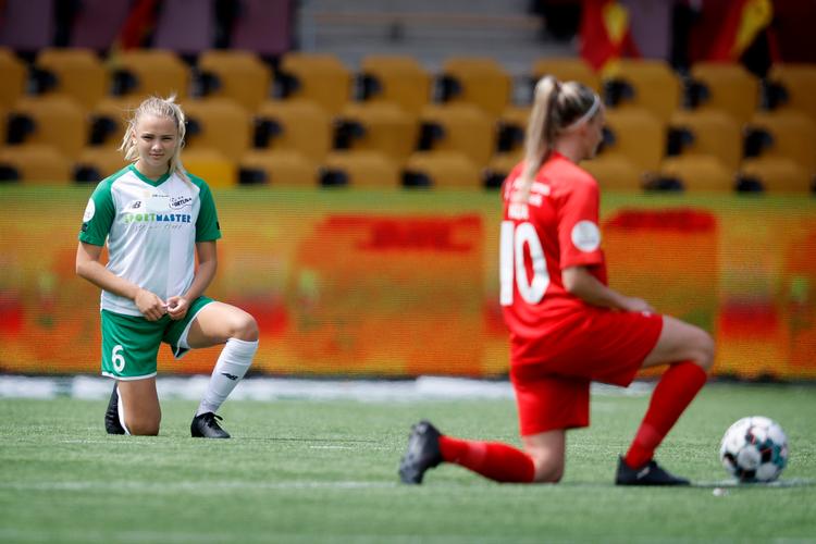 Players form Fortuna HJørring and FC Nordsjælland kneeling on saturday june 6th.  Foto: Jens Dresling/POLFOTO