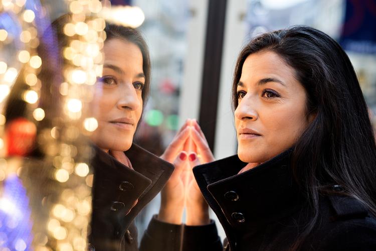 Før indslaget om Black Lives Matter tænkte Marianne Rathje på Divya Das som dygtig tv-vært med perfekt diktion og nydelig engelsk udtale. Men fordi indslaget handlede om hudfarve, om såkaldt afroamerikanere og om sorte og hvide,  blev hun pludselig bevidst om Divya Das’ indiske ophav. Og det er netop paradoksalt, når nu det skulle handle om antiracisme.  Foto: Lars Just/POLFOTO