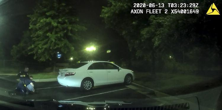 Et billede, frigivet af Atlanta Politi, stammer fra en video, der viser, anholdelsen af Rayshard Brooks. Han blev dræbt af to skud, da der opstod tumult under anholdelsen.  Foto: Lizabeth Menzies/Ritzau Scanpix