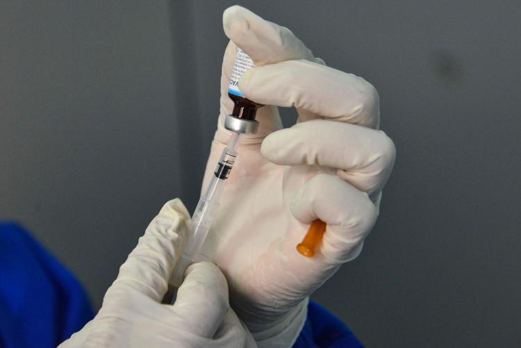 For at beskytte personer over 65 år under coronaepidemien bliver pneumokokvaccinen gratis for disse borgere. Foto: Chaideer Mahyuddin/Ritzau Scanpix