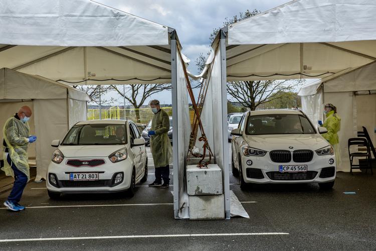 På parkeringspladsen ved Kolding Sygehus har der siden 13. marts været opstillet hvide telte op, som er bemandet af læger, paramedicinere, sygeplejersker, medicinstuderende og andre sundhedsfaglige medarbejdere, der har fået et lynkursus i at teste borgere for covid-19 med henvisning fra egen læge.  Foto: Jacob Ehrbahn/POLFOTO