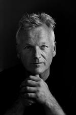 Michael Larsen skriver godt, men i sin genreudforskende thriller står de hyppige videnskabelige digressioner lidt i vejen for en vedvarende spændingskurve. Foto Maria Fonfara