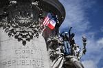 Præsident Macron frygter, at demonstrationer mod politivold og racisme giver ekstreme kræfter på begge sider vind i sejlene. Ikke en eneste statue vil blive fjernet, sagde han søndag i en tale til nationen, hvor han også støttede politiet. Foto: Anne-christine Poujoulat/Ritzau Scanpix