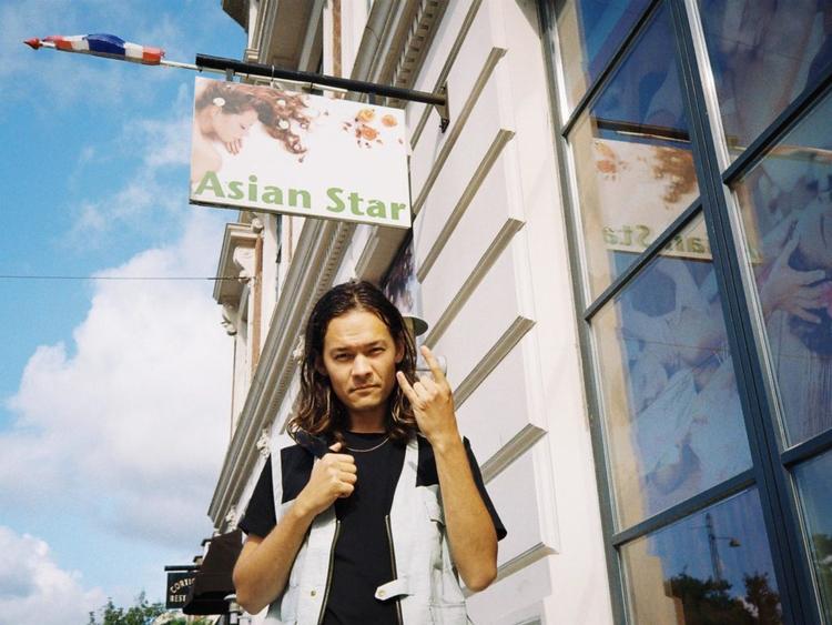 Terkel Atsushi Røjle Christensens er stemmen bag dansk-japanske Atusji og hans debutalbum viser hans evne til at flette svære mentale tilstande sammen med florlet drømmepop. Foto: Frederik Juul Jensen