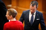 Han vil afsløre, hvad han mener er hendes bluff. Hun kigger den anden ven. Statsminister Mette Frederiksen, (S) og Venstres formand, Jakob Ellemann-Jensen, (V) Foto: Jens Dresling/POLFOTO