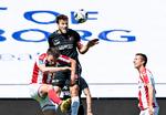 FCM-anfører Erik Sviatchenko er en ørn i luften, når han timer sit opspring perfekt og spinger op og header mod mål som her i 2-0-kampen mod AaB i Aalborg.   Foto: Henning Bagger/Ritzau Scanpix