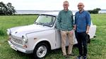 Lidt som bymusen og landmusen guider Fleming Møldrup og Tom Buk-Swienty rundt i landsdelens mærkværdigheder. Hvorfor de partout skal køre i en østtysk Trabant, står dog ikke klart.  Foto: Saxofilm