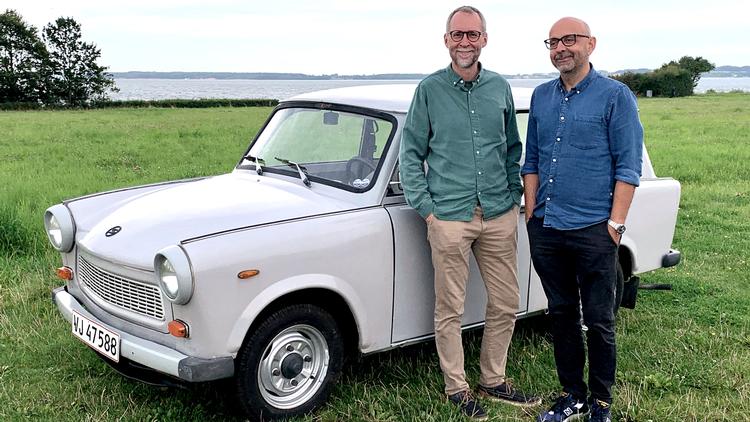 Lidt som bymusen og landmusen guider Fleming Møldrup og Tom Buk-Swienty rundt i landsdelens mærkværdigheder. Hvorfor de partout skal køre i en østtysk Trabant, står dog ikke klart.  Foto: Saxofilm