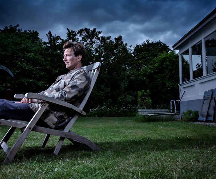 På aftenen for ulykken samledes familie og venner i haven og græd. Og sådan blev det ved i ugevis. Også da Thomas Vinterberg dagen efter sin datters begravelse fyldte 50 år. Den dag kom folk så bare med gaver. Og græd.  Foto: Martin Lehmann