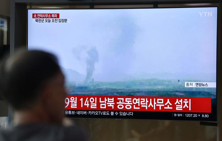 I Sydkoreas hovedstad, Seoul, er eksplosionen tophistorie i tv-udsendelserne. Foto: Jung Yeon-je/Ritzau Scanpix