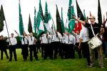Danske nazister holdt en demonstration til minde om Rudolf Hess i Byparken i Kolding, 2007. Demonstrationen udviklede sig til uroligheder mellem nazister og venstreradikale aktivister. De grønne faner tilhører en svensk nazigruppe, der siden har spredt sig til Danmark. Foto: Thomas Borberg/POLFOTO