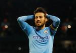 Manchester City-veteran David Silva spiller sidste sæson i klubben, og her ærgrer han sig over et af nederlagene til lokalrivalen Manchester United før coronapausen i Premier League.  Foto: Phil Noble/Ritzau Scanpix