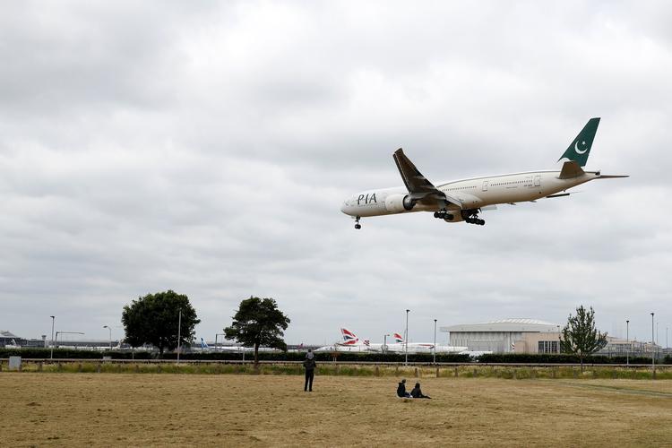 Seks personer, der var om bord på et fly fra Pakistan til København 6. juni, er konstateret smittet med coronavirus (arkivfoto) Foto: Adrian Dennis/Ritzau Scanpix