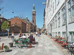Billederne er det bedste ved bogen. Her er det Vester Voldgade i København i solskin. Foto: Gehl Architects