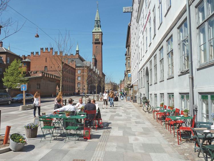 Billederne er det bedste ved bogen. Her er det Vester Voldgade i København i solskin. Foto: Gehl Architects