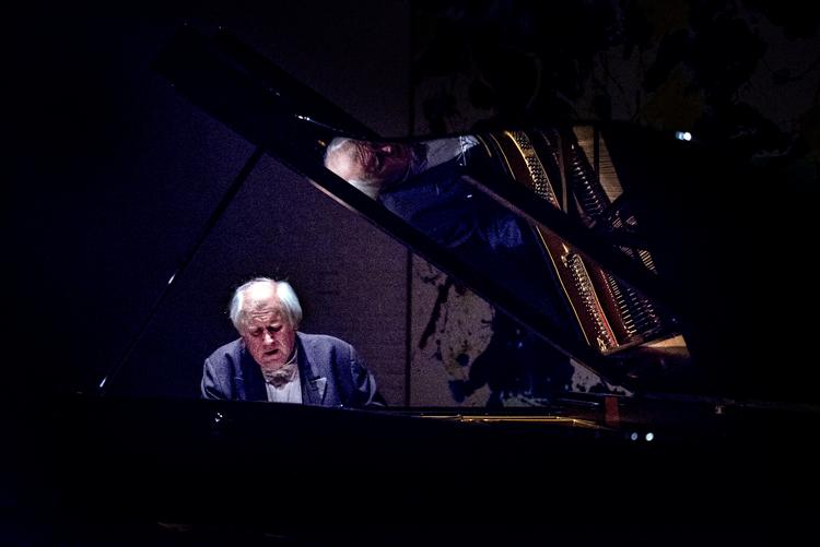 Essensen af Grigorij Sokolovs kunst opstår, når han lukker alt andet ude. Her er han fanget ved en koncert på Louisiana. Arkivfoto Cicilie S. Andersen