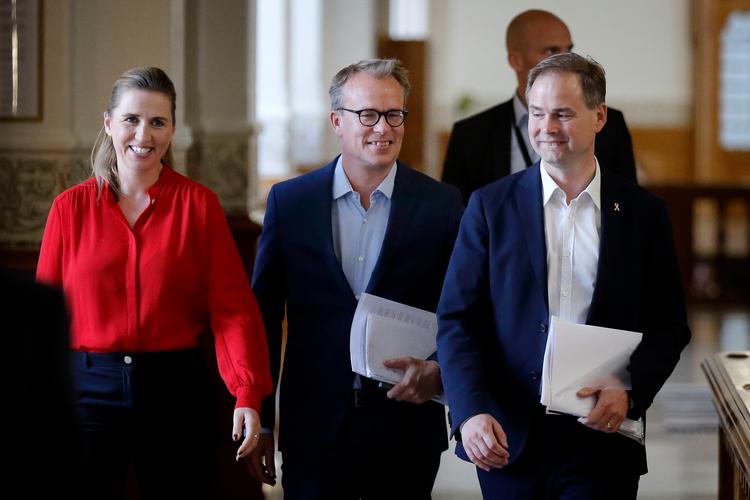 Martin Rossen i midten har arbejdet tæt sammen med Mette Frederiksen i ni år. Nu er det slut. Foto: Jens Dresling/POLFOTO