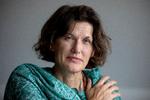 »Den voldsomme modstand har undret mig så meget, at det desværre er nærliggende at tænke: Hvilke magtbastioner, eller hvilke skeletter i hvis skabe, er det man ønsker at beskytte, eller i hvert fald ikke synes der skal åbnes for?«, siger Janne Teller. Foto: Finn Frandsen/POLFOTO