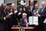     WASHINGTON, DC - JUNE 16: Surrounded by members of law enforcement, U.S. President Donald Trump holds up an executive order he signed on Safe Policing for Safe Communities during an event in the Rose Garden at the White House June 16, 2020 in Washington, DC. President Trump signed an executive order on police reform amid the growing calls after the death of George Floyd. Alex Wong/Getty Images/AFP == FOR NEWSPAPERS, INTERNET, TELCOS &amp; TELEVISION USE ONLY ==   Foto: Alex Wong/Ritzau Scanpix