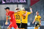 Esbjerg-målmand Vito Mannone (tv.) og forsvarsspilleren Søren Reese havde mulighed for at stoppe Michael Lumbs afslutning, men havde forregnet sig. Foto: Ernst van Norde/Ritzau Scanpix