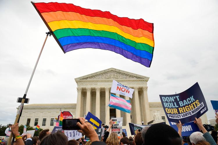  Homoseksuelle og transkønnede demonstrerede sidste år uden for den amerikanske højesteret for at blive omfattet af forbuddet mod diskrimination. Det lykkedes i første omgang.  Foto: Saul Loeb/Ritzau Scanpix