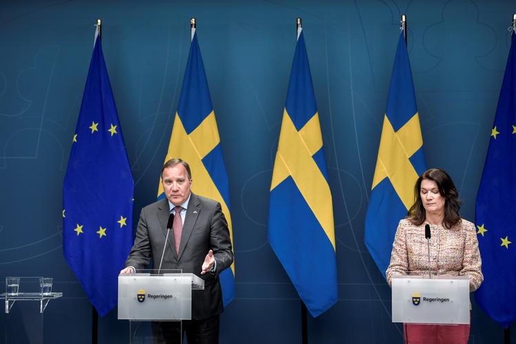 Sveriges udenrigsminister, Ann Linde, fotograferet med landets statsminister, Stefan Löfven, ved et tidligere pressemøde om coronasituationen.  Foto: Tt News Agency/Ritzau Scanpix