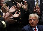 Donald Trump fotograferet i går, efter at han havde underskevet et dekret om en politireform.  Foto: Leah Millis/Ritzau Scanpix