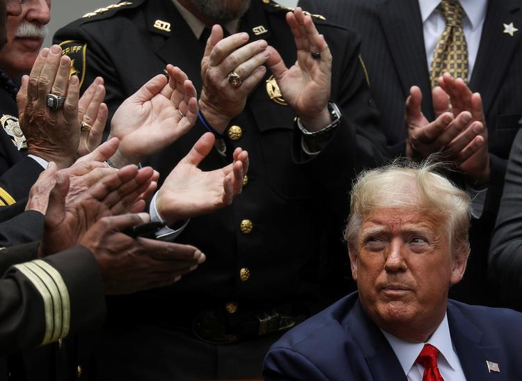 Donald Trump fotograferet i går, efter at han havde underskevet et dekret om en politireform.  Foto: Leah Millis/Ritzau Scanpix