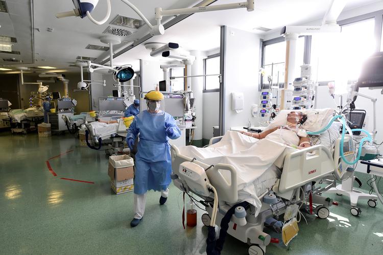 Italien er et af de aller hårdst ramte lande i Europa. Billedet er fra et hospital i Bergamo i den nordlige del af landet 12. maj, hvor coronakrisen havde peaket.  Foto: Flavio Lo Scalzo/Ritzau Scanpix