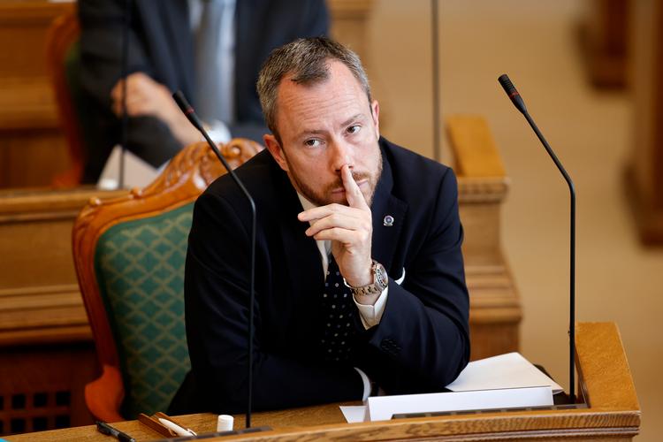 V-formand Jakob Ellemann-Jensen under spørgetimen med statsminister Mette Frederiksen (S) i Folketingssalen i går.   Foto: Jens Dresling/POLFOTO