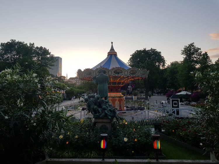 Tivoli er åbent. Men der er nærmest ingen gæster. Foto: Sarah Skarum 