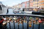   På Nyhavnsbroen i Nyhavn i København hænger forelskede par hængelåse som symbol på deres kærlighed. Men de bliver nu fjernet, så rækværket kan blive renoveret. Fremover vil det ikke længere være tilladt. Foto: Jens Dresling/POLFOTO