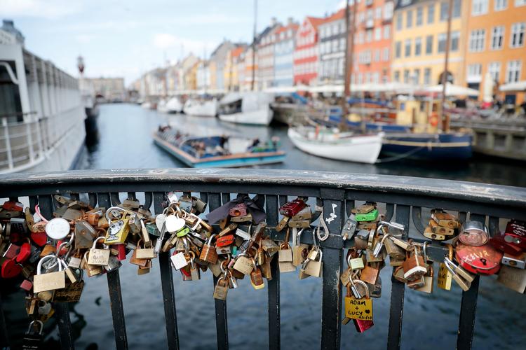   På Nyhavnsbroen i Nyhavn i København hænger forelskede par hængelåse som symbol på deres kærlighed. Men de bliver nu fjernet, så rækværket kan blive renoveret. Fremover vil det ikke længere være tilladt. Foto: Jens Dresling/POLFOTO