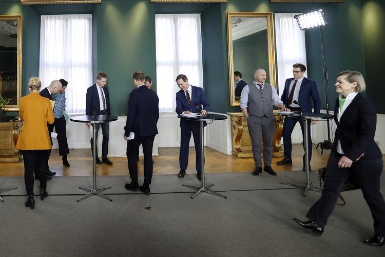 Et enigt Folketing vedtog straks efter, at Danmark blev lukket ned i marts, de første hjælpepakker, som skulle holde hånden under virksomheder og ansatte.  Foto: Jens Dresling/POLFOTO
