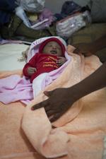     Baby Kadera. I efteråret 2017 kom Kadea Mustapha til verden et sted i det sydlige Tunesien. Han er resultatet af den voldtægt, der fik hans congolesiske mor Maya Luvande til at flygte fra det kaotiske Libyen.  Foto: Johannes Skov Andersen Pol