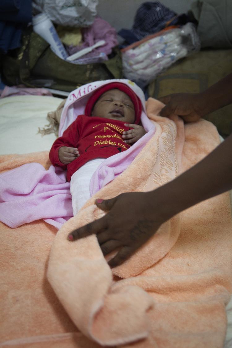     Baby Kadera. I efteråret 2017 kom Kadea Mustapha til verden et sted i det sydlige Tunesien. Han er resultatet af den voldtægt, der fik hans congolesiske mor Maya Luvande til at flygte fra det kaotiske Libyen.  Foto: Johannes Skov Andersen Pol